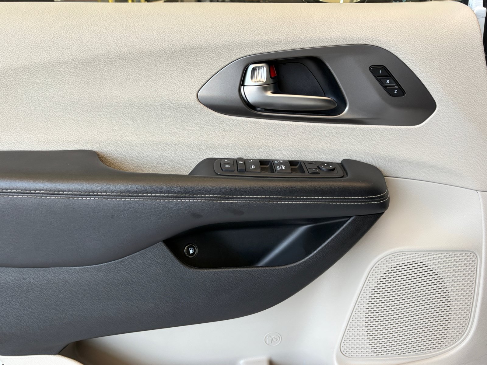 Used 2024 Chrysler Pacifica Limited FWD image 14