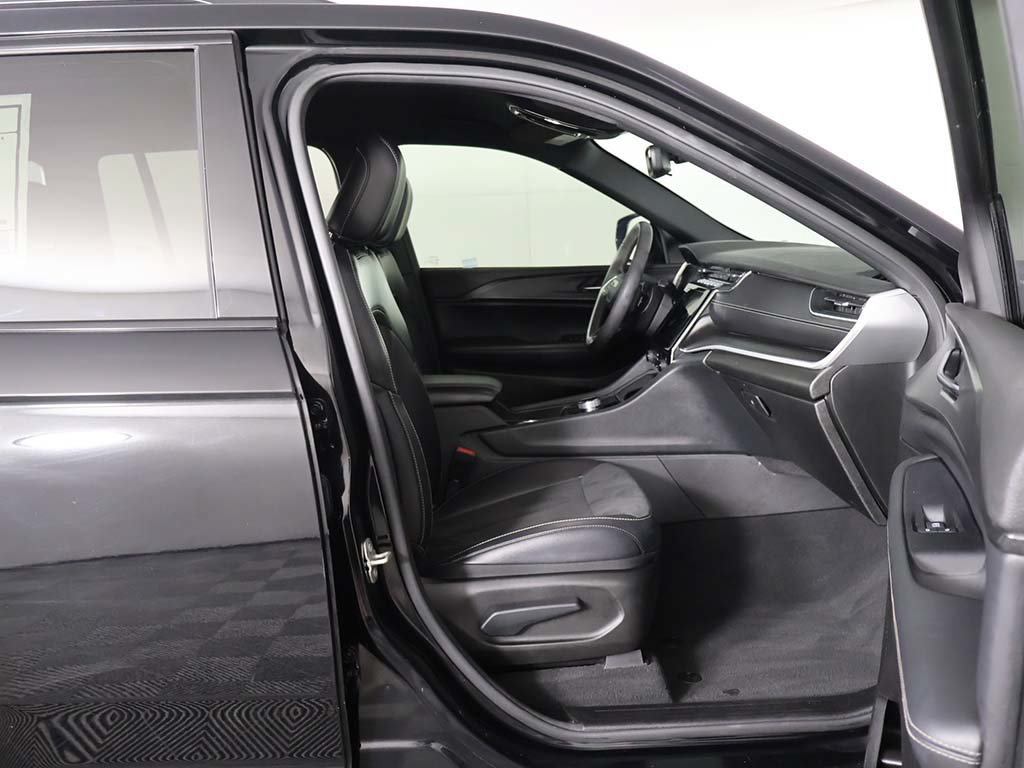 Used 2023 Jeep Grand Cherokee Altitude AWD/4WD image 29