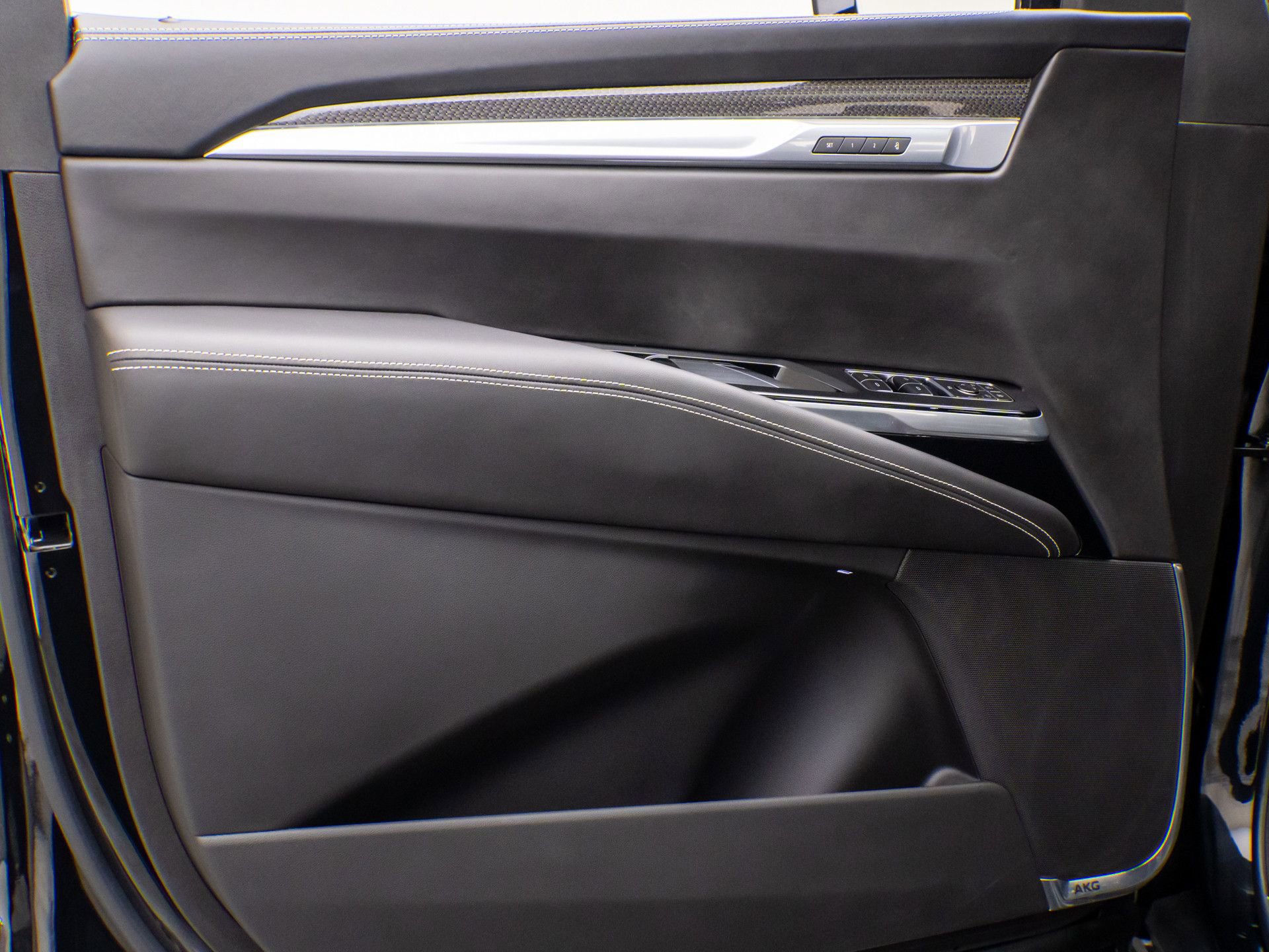 Certified 2025 Cadillac Escalade V w/ LPO, ONYX Package image 16