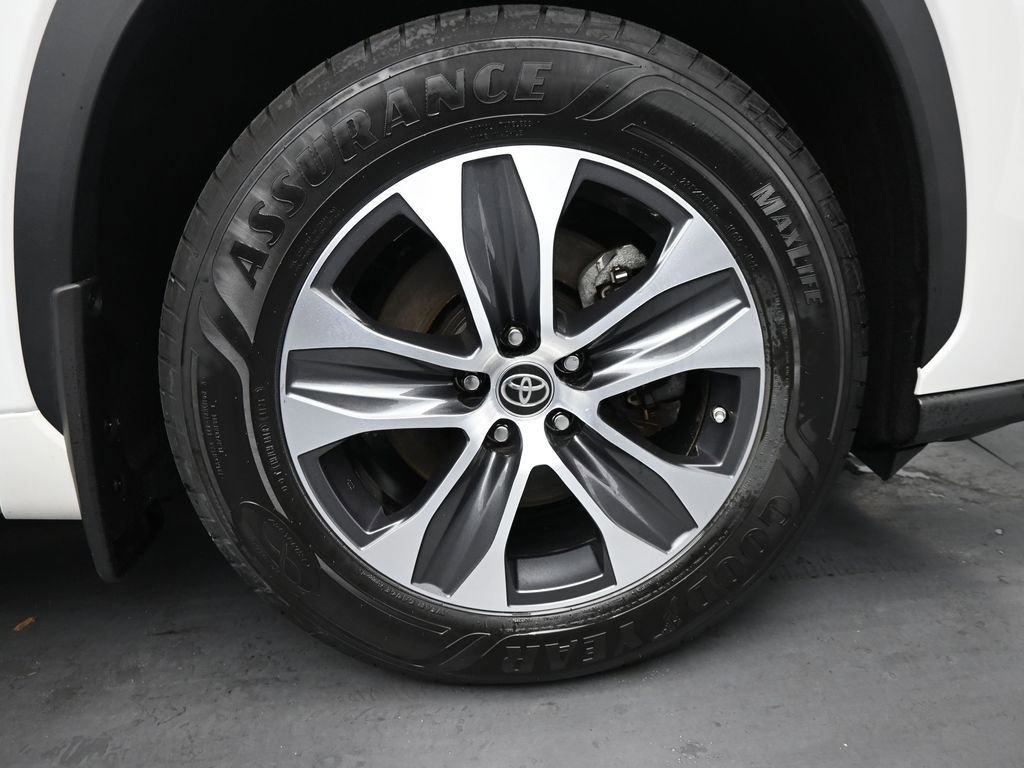 Used 2022 Toyota Highlander XLE AWD/4WD image 11