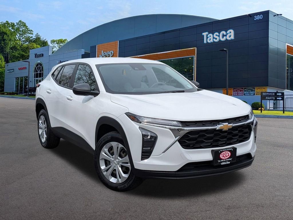 Used 2024 Chevrolet Trax LS FWD image 1