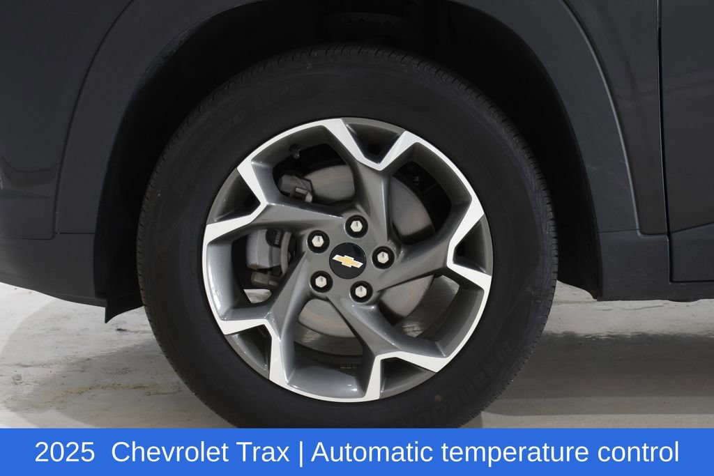 Used 2025 Chevrolet Trax LT FWD image 6