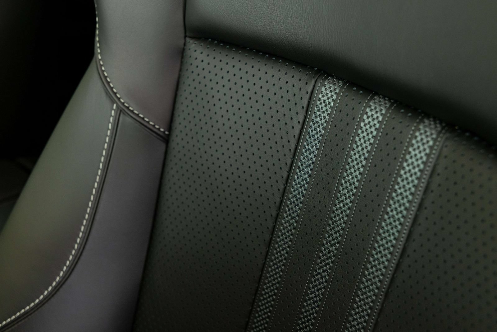 New 2026 Aston Martin DBX 707 AWD/4WD image 18