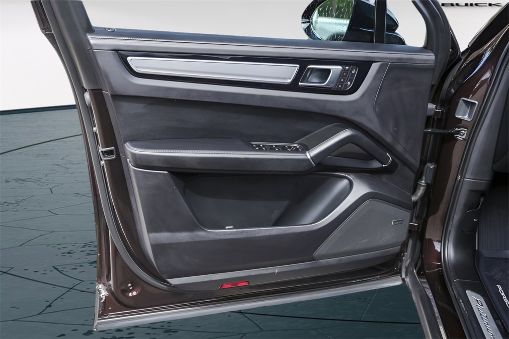 Used 2022 Porsche Cayenne Platinum Edition image 27