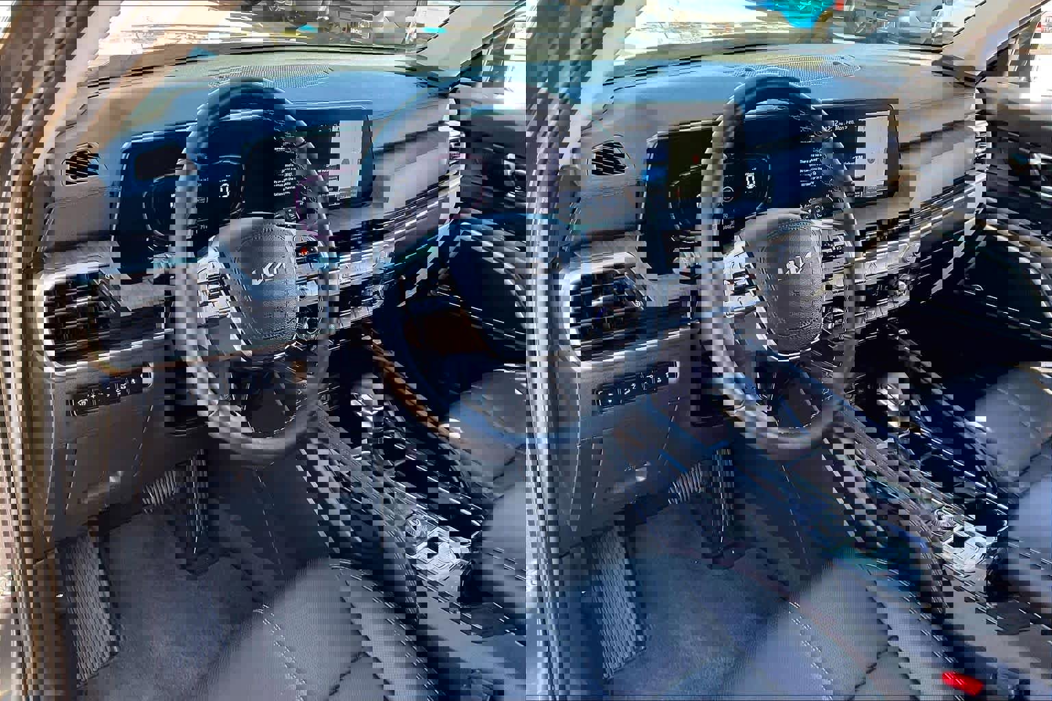 Used 2024 Kia Telluride EX w/ EX Captain's Chair Package image 18