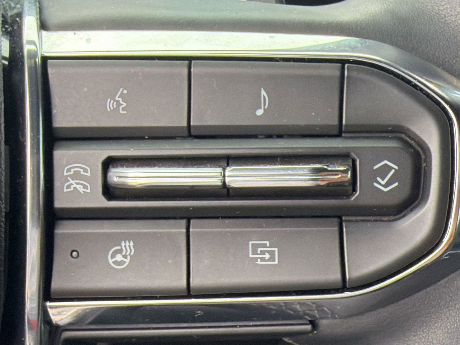 Used 2025 GMC Acadia Elevation w/ Elevation Premium Package FWD image 17