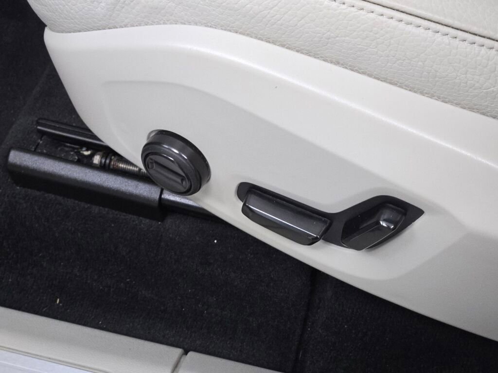 Used 2023 Volvo XC60 B5 Plus image 25