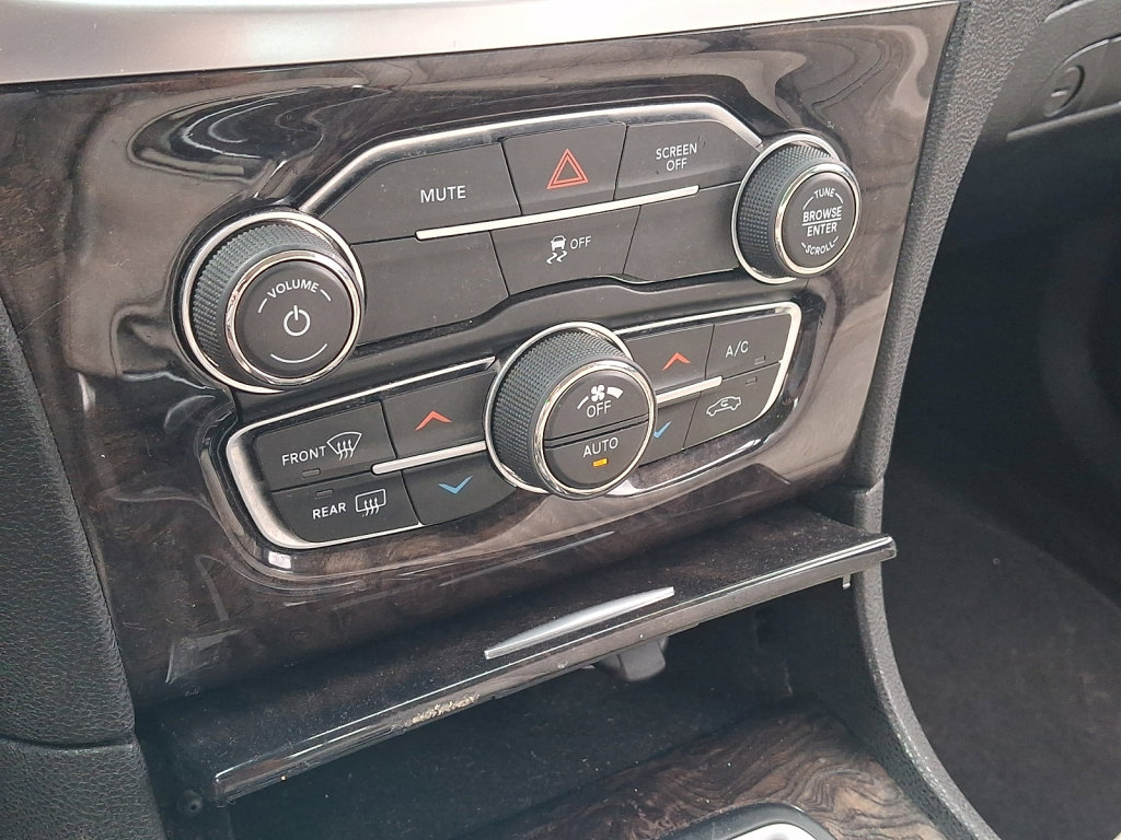 Used 2018 Chrysler 300 Limited image 28