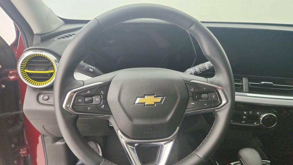Used 2025 Chevrolet Trax LT w/ Driver Confidence Package FWD image 16