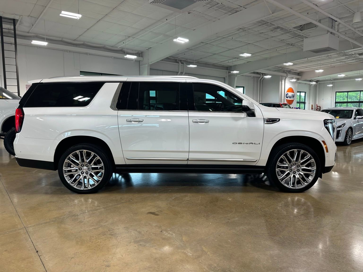 Used 2025 GMC Yukon XL Denali w/ Denali Reserve Package image 8