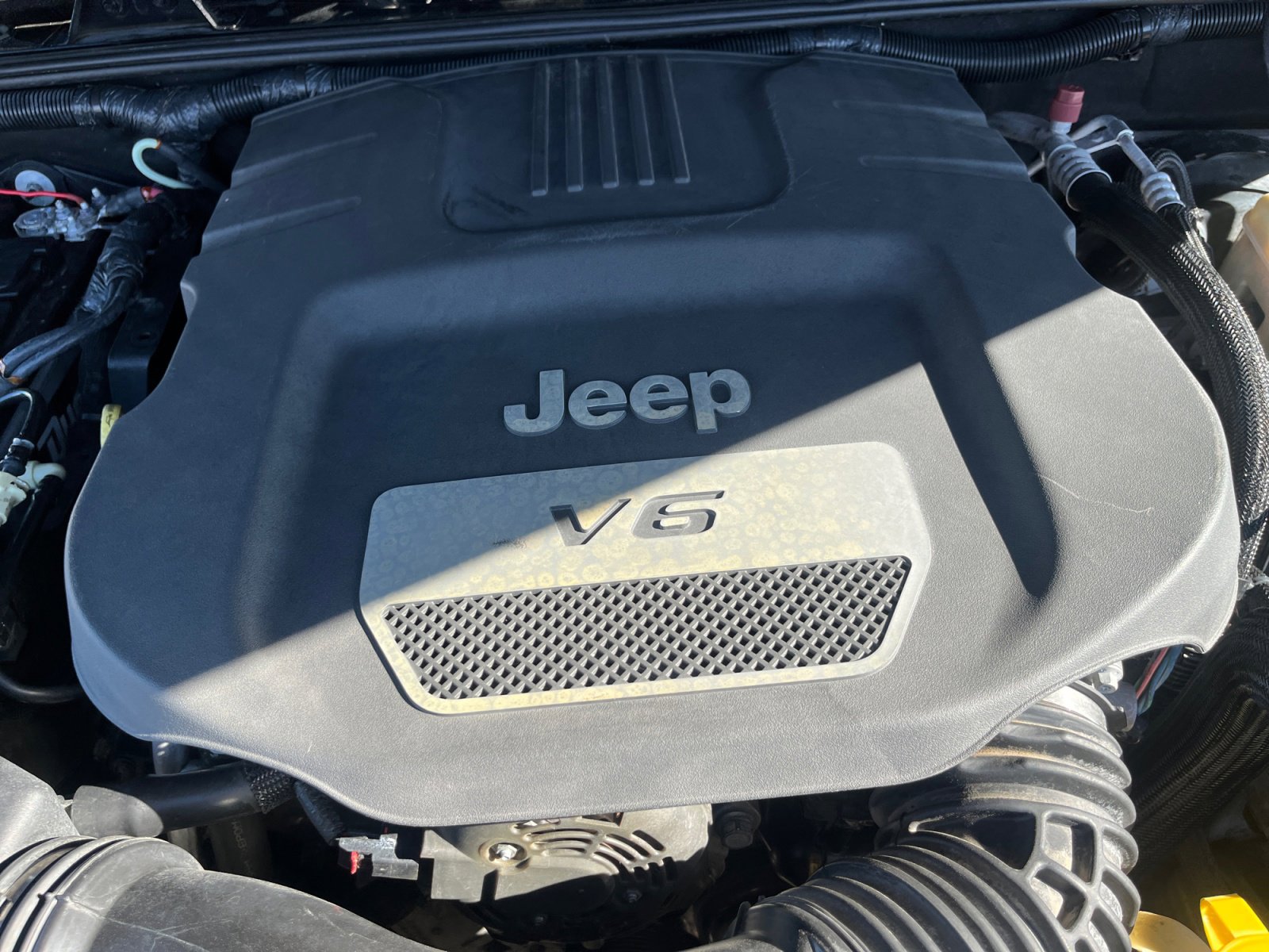 Used 2015 Jeep Wrangler Unlimited Rubicon w/ Connectivity Group image 22