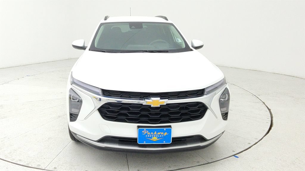 Certified 2025 Chevrolet Trax LT FWD image 2