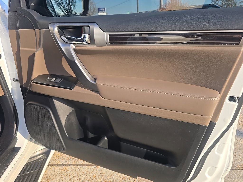 Used 2023 Lexus GX 460 Premium w/ Accessory Package image 37