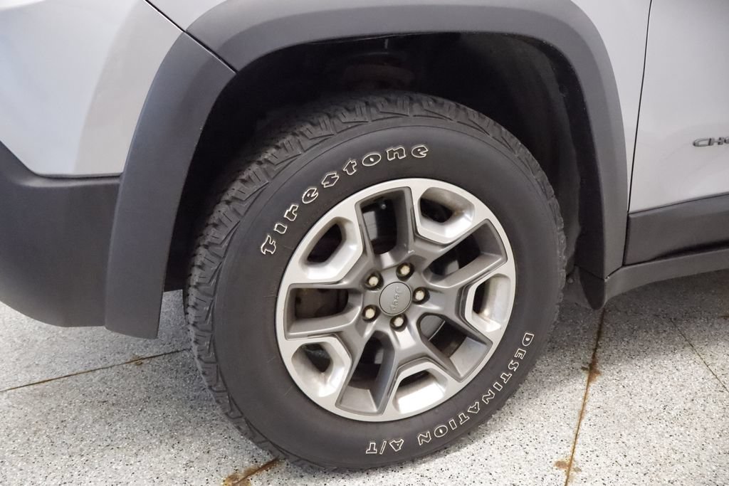 Used 2019 Jeep Cherokee Trailhawk w/ Comfort & Convenience Group AWD/4WD image 12