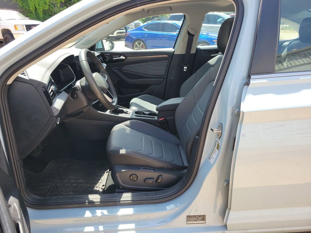 Used 2025 Volkswagen Jetta SEL FWD image 8