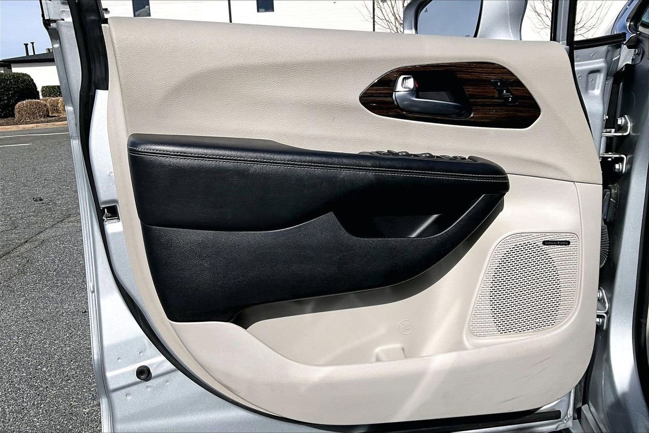 Certified 2022 Chrysler Pacifica Limited image 28