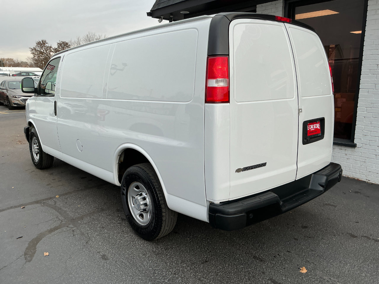 Used 2019 Chevrolet Express 3500 w/ Driver Convenience Package image 5