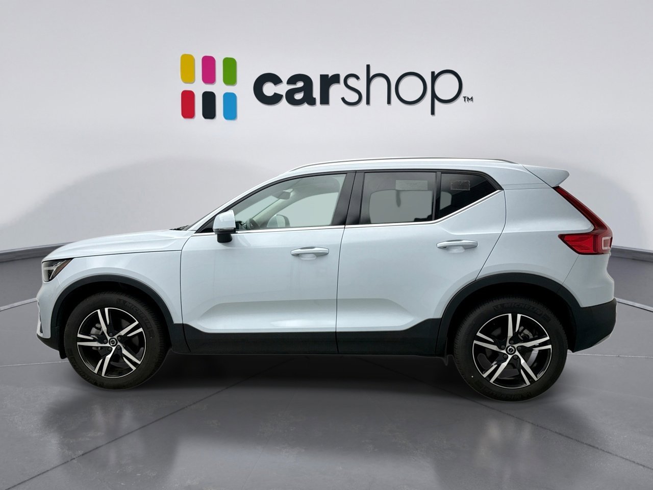 Used 2025 Volvo XC40 B5 Core AWD/4WD image 2