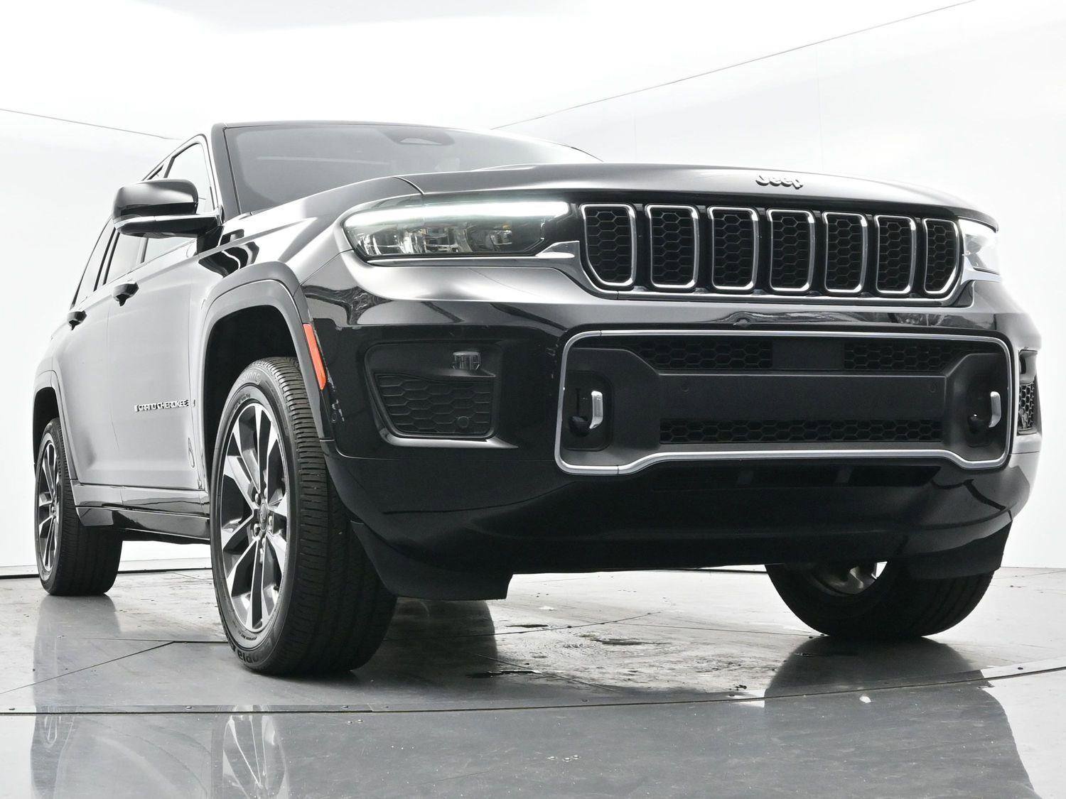Used 2023 Jeep Grand Cherokee Overland w/ Luxury Tech Group IV AWD/4WD image 41