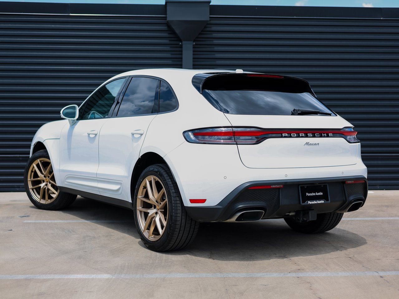 Certified 2025 Porsche Macan image 3
