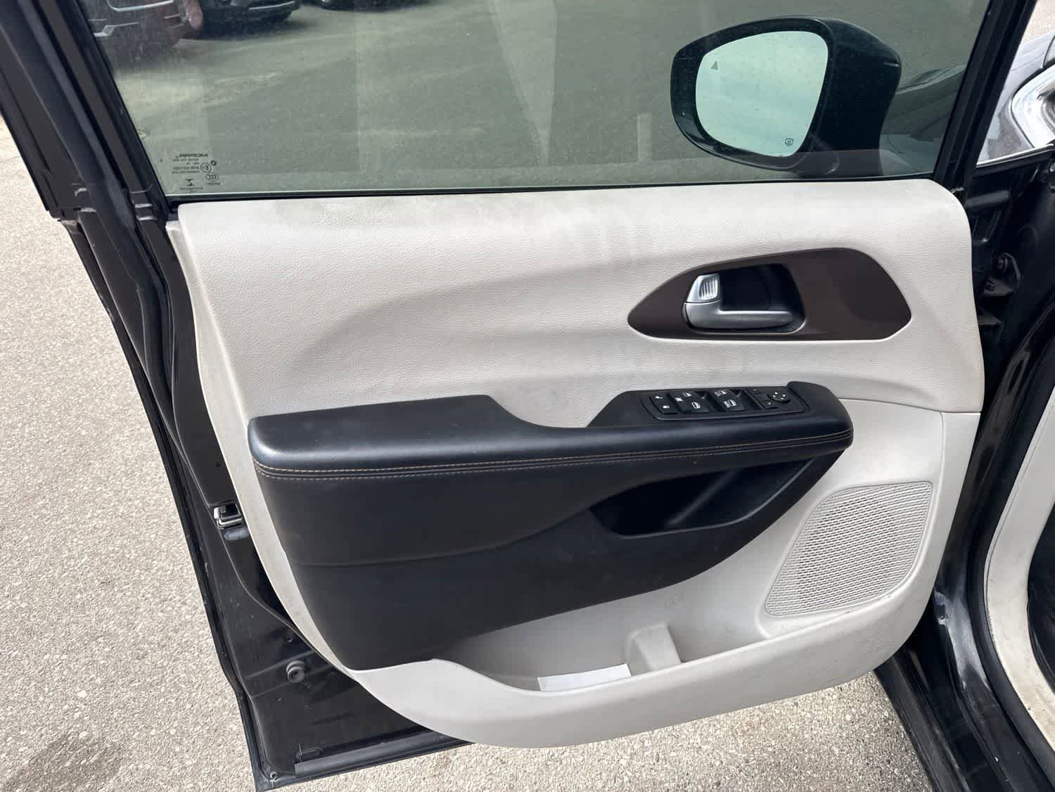 Used 2019 Chrysler Pacifica Touring-L FWD image 15