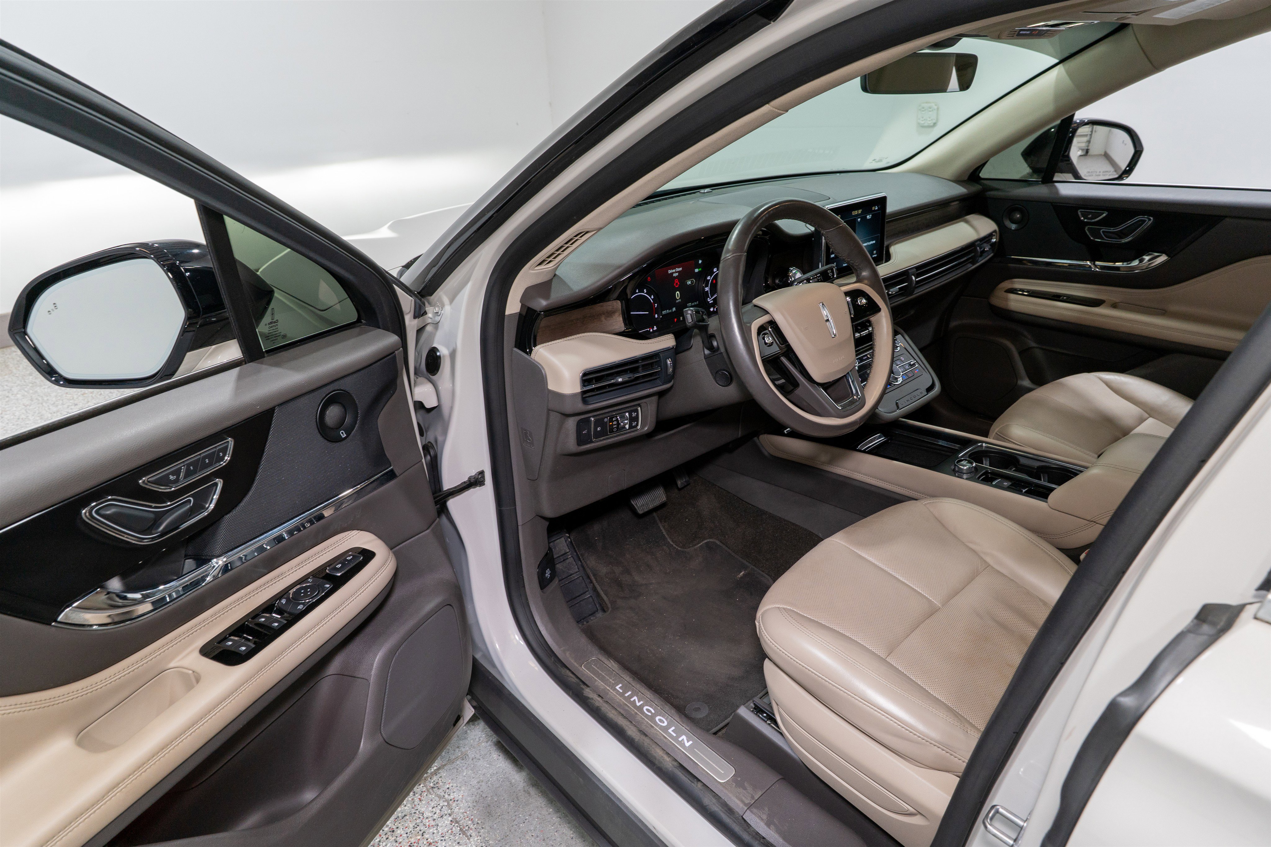 Used 2020 Lincoln Corsair Reserve w/ Elements Package image 12