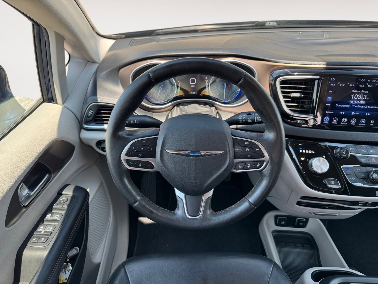 Used 2017 Chrysler Pacifica Touring-L Plus w/ Advanced Safetytec Group FWD image 12