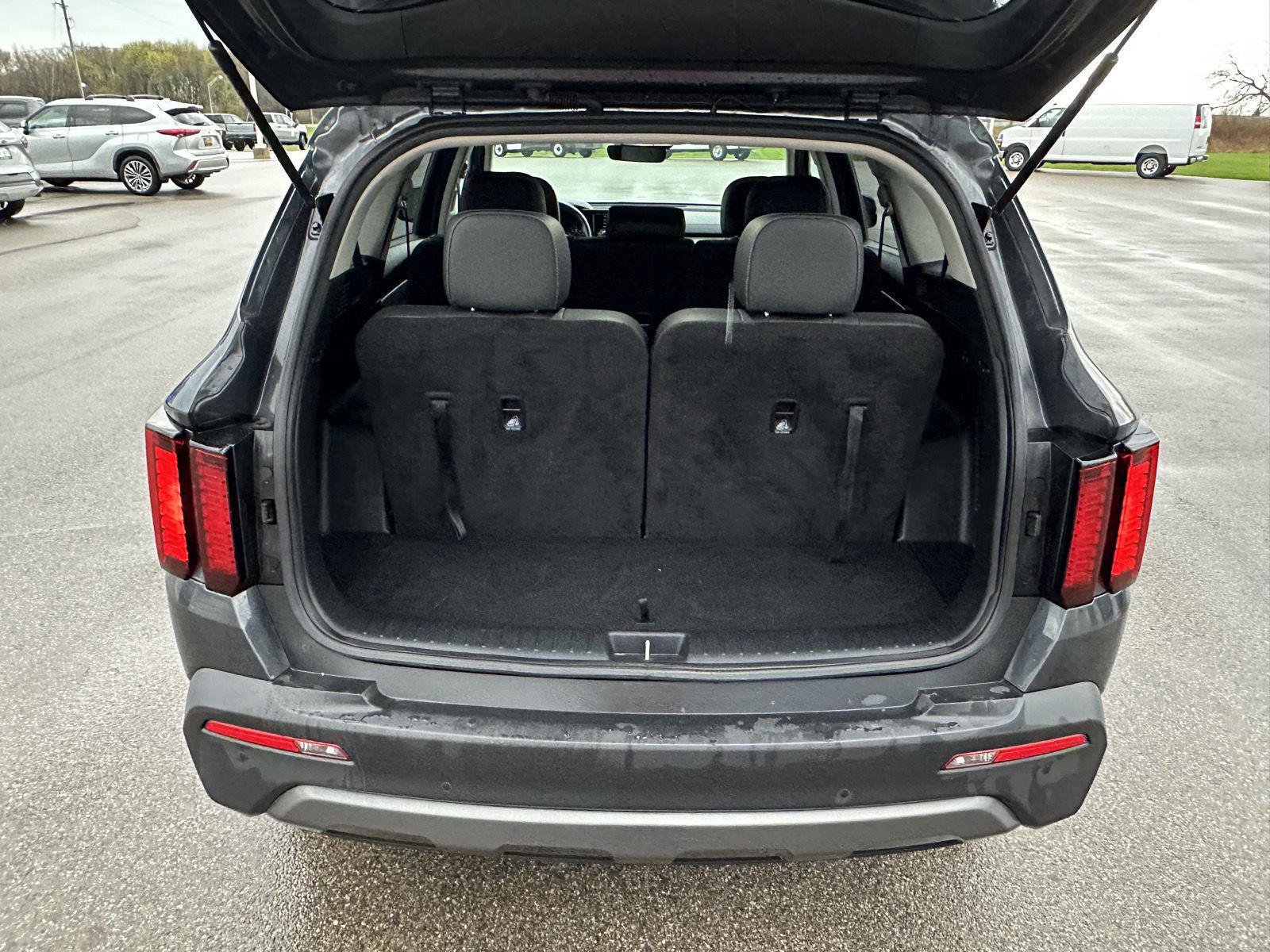 Used 2022 Kia Sorento S w/ Panoramic Sunroof Package AWD/4WD image 6