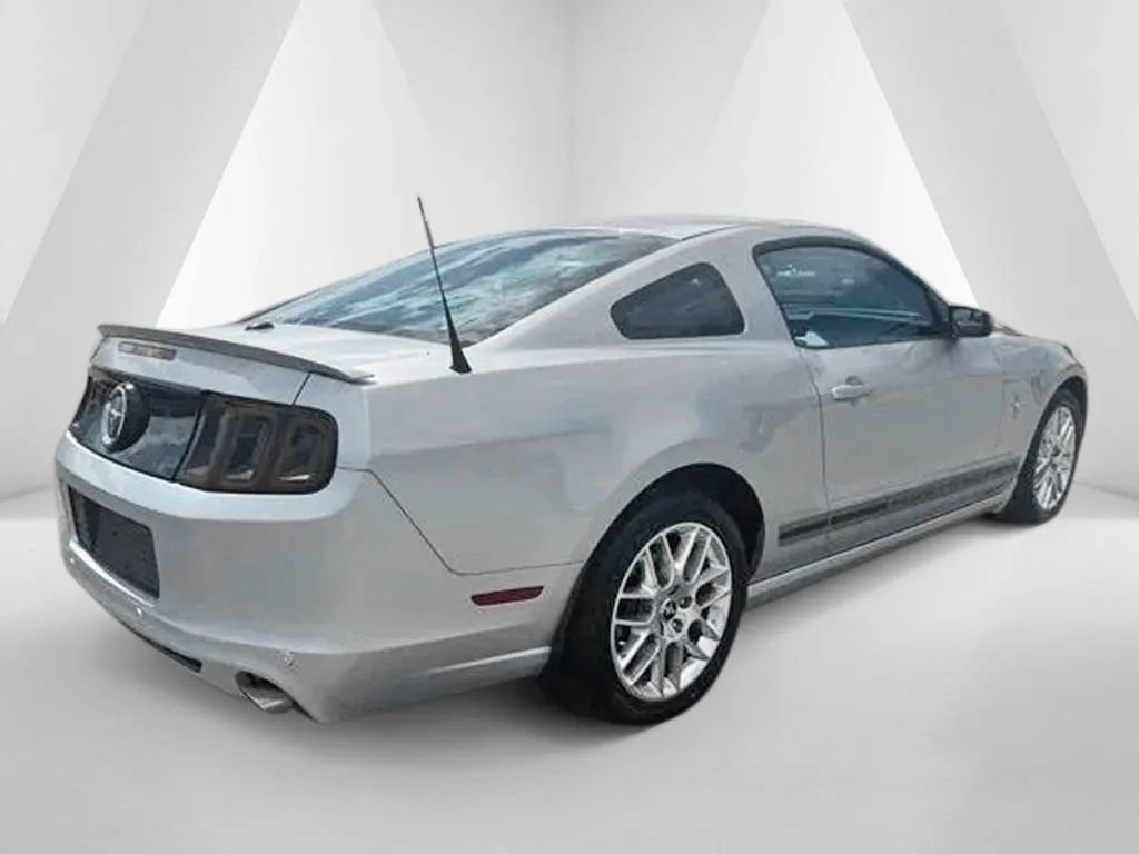 Used 2013 Ford Mustang Premium RWD image 7