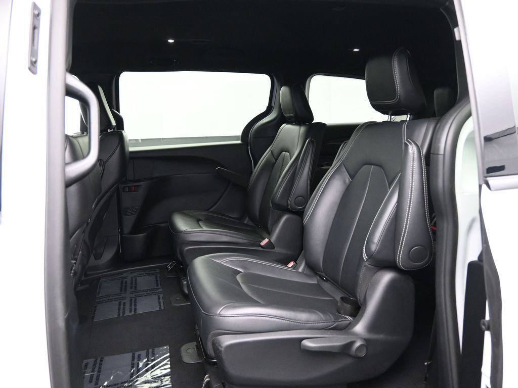 Used 2024 Chrysler Pacifica Select image 27