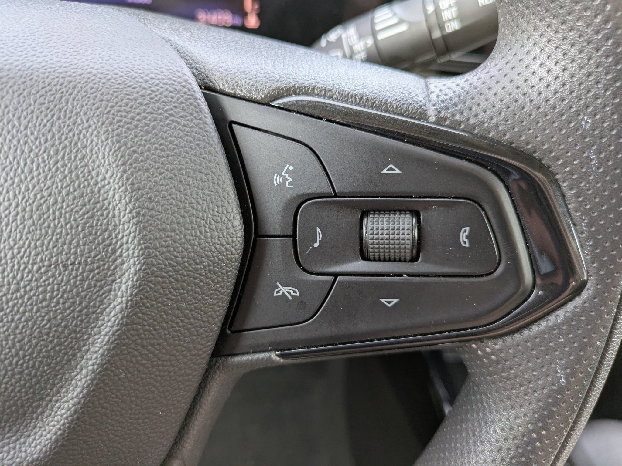 Used 2025 Chevrolet Trax LT FWD image 25
