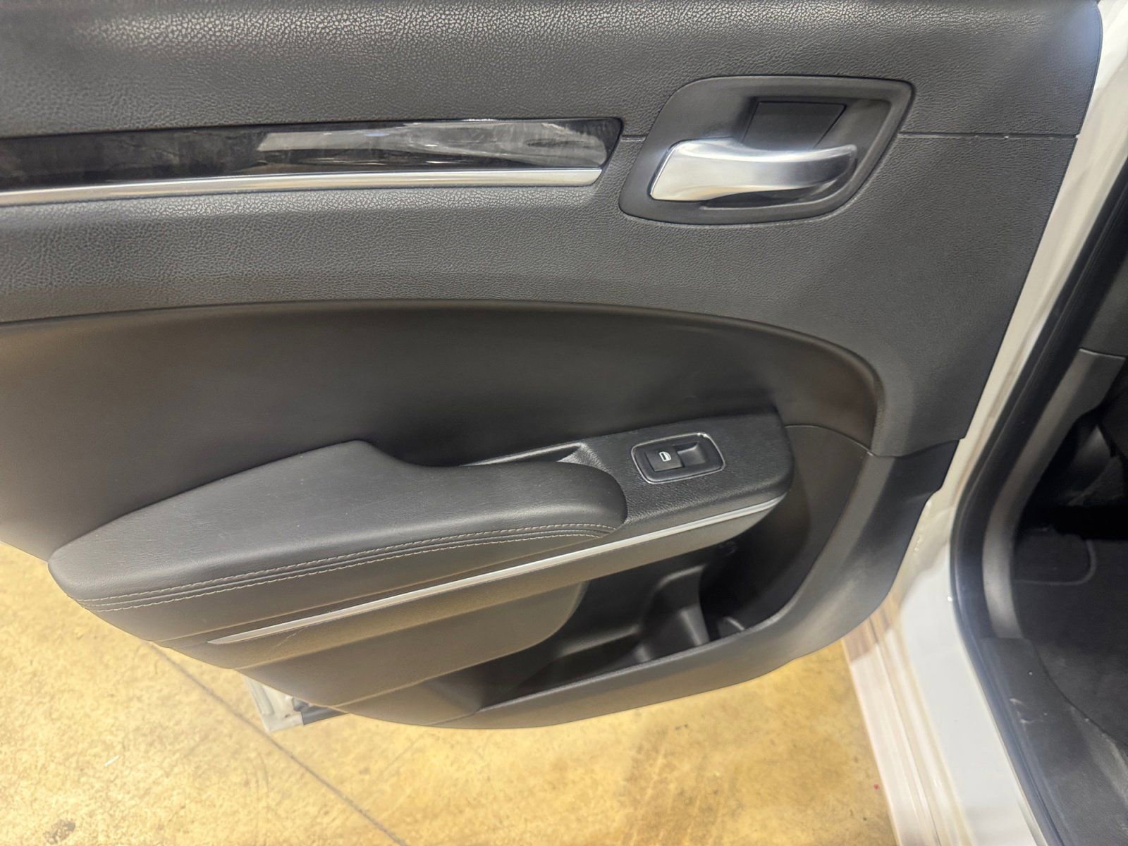 Used 2019 Chrysler 300 Limited w/ Light Group AWD/4WD image 18