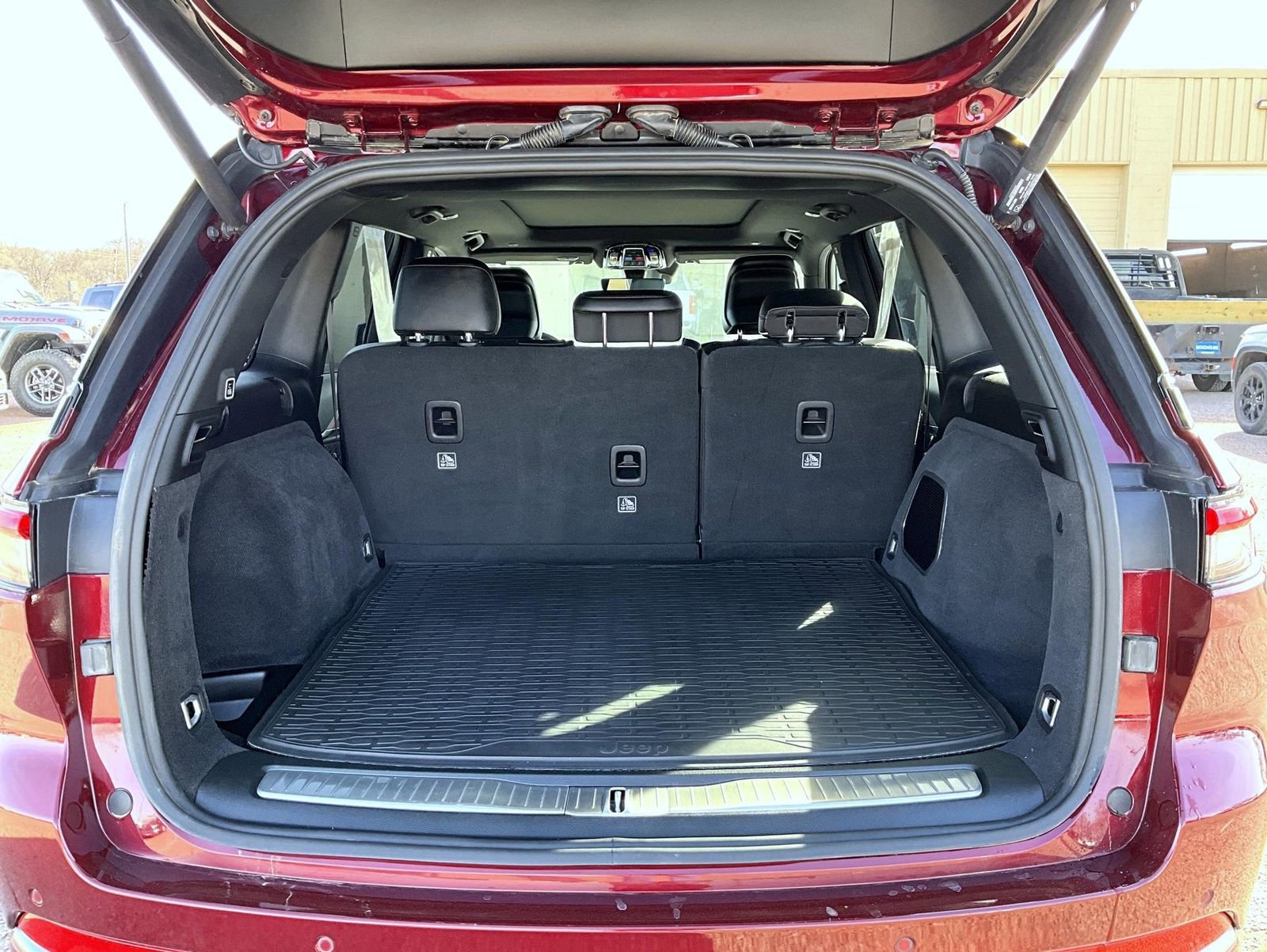 Used 2025 Jeep Grand Cherokee Summit AWD/4WD image 9