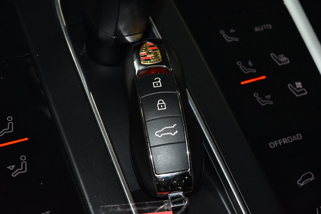Used 2023 Porsche Macan AWD/4WD image 19