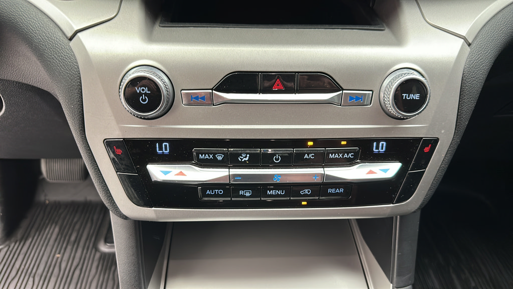 Used 2021 Ford Explorer XLT AWD/4WD image 18