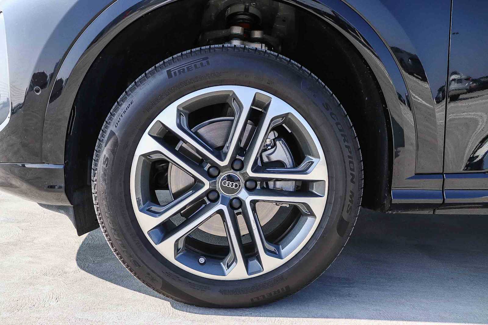 Used 2025 Audi Q5 Premium w/ Convenience Package image 14