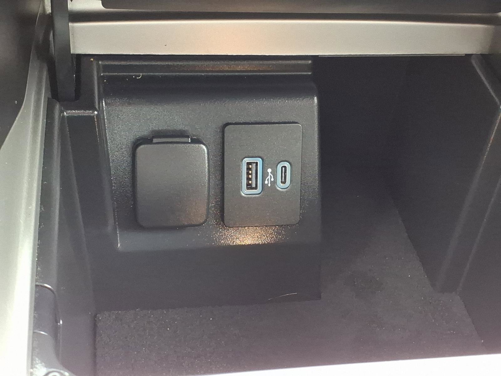 Used 2021 Ford Explorer XLT w/ Equipment Group 202A AWD/4WD image 19