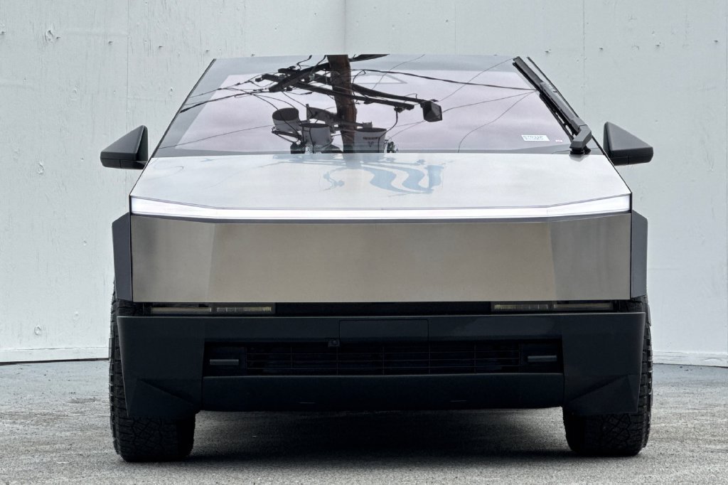 Used 2024 Tesla Cybertruck AWD Crew Cab image 8