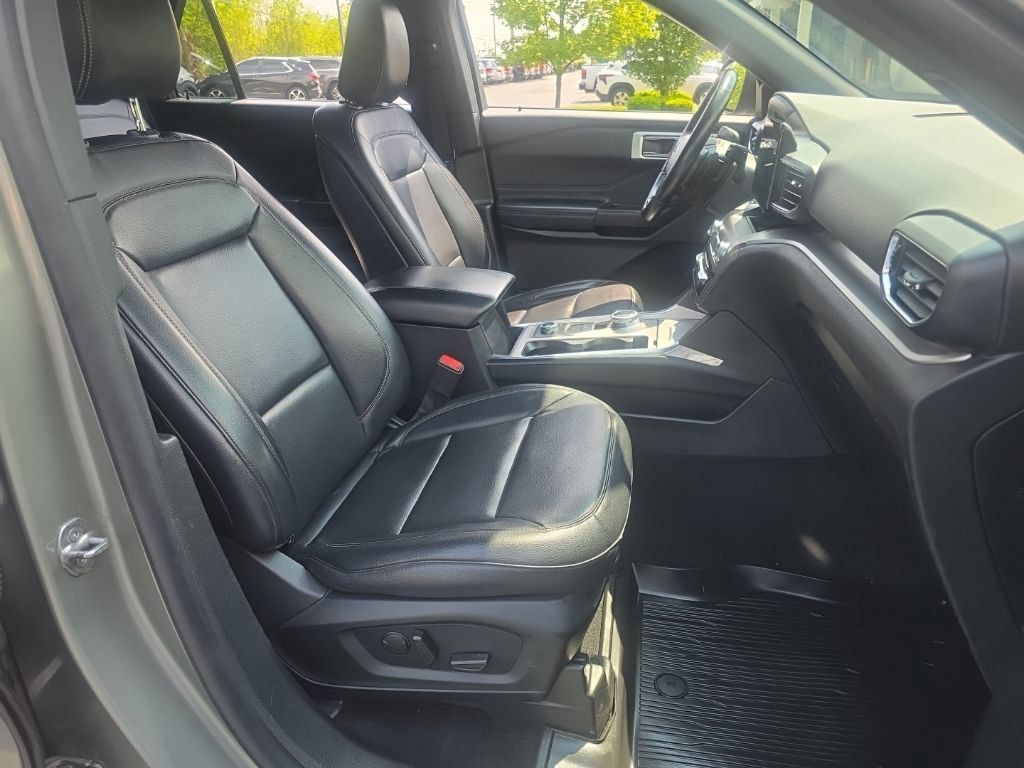 Used 2020 Ford Explorer XLT w/ Equipment Group 202A AWD/4WD image 40