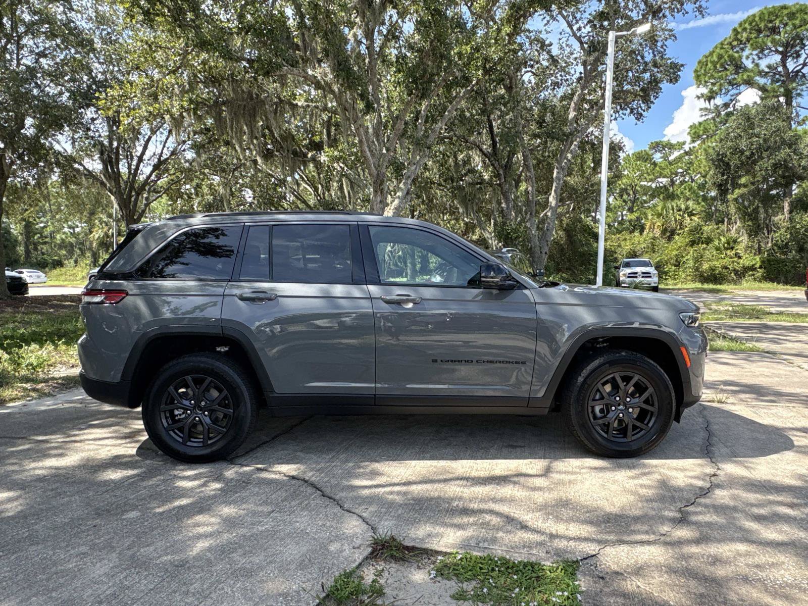 New 2027 Jeep Grand Cherokee Altitude RWD image 2