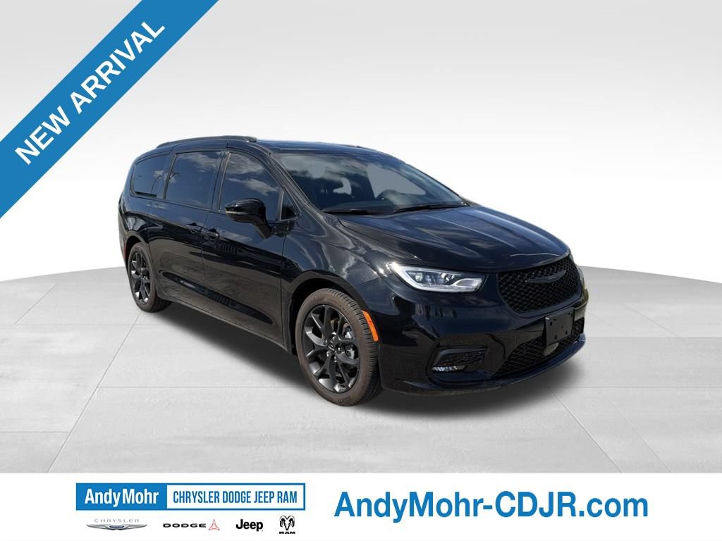 Used 2024 Chrysler Pacifica Touring-L w/ Uconnect Theater Family Group