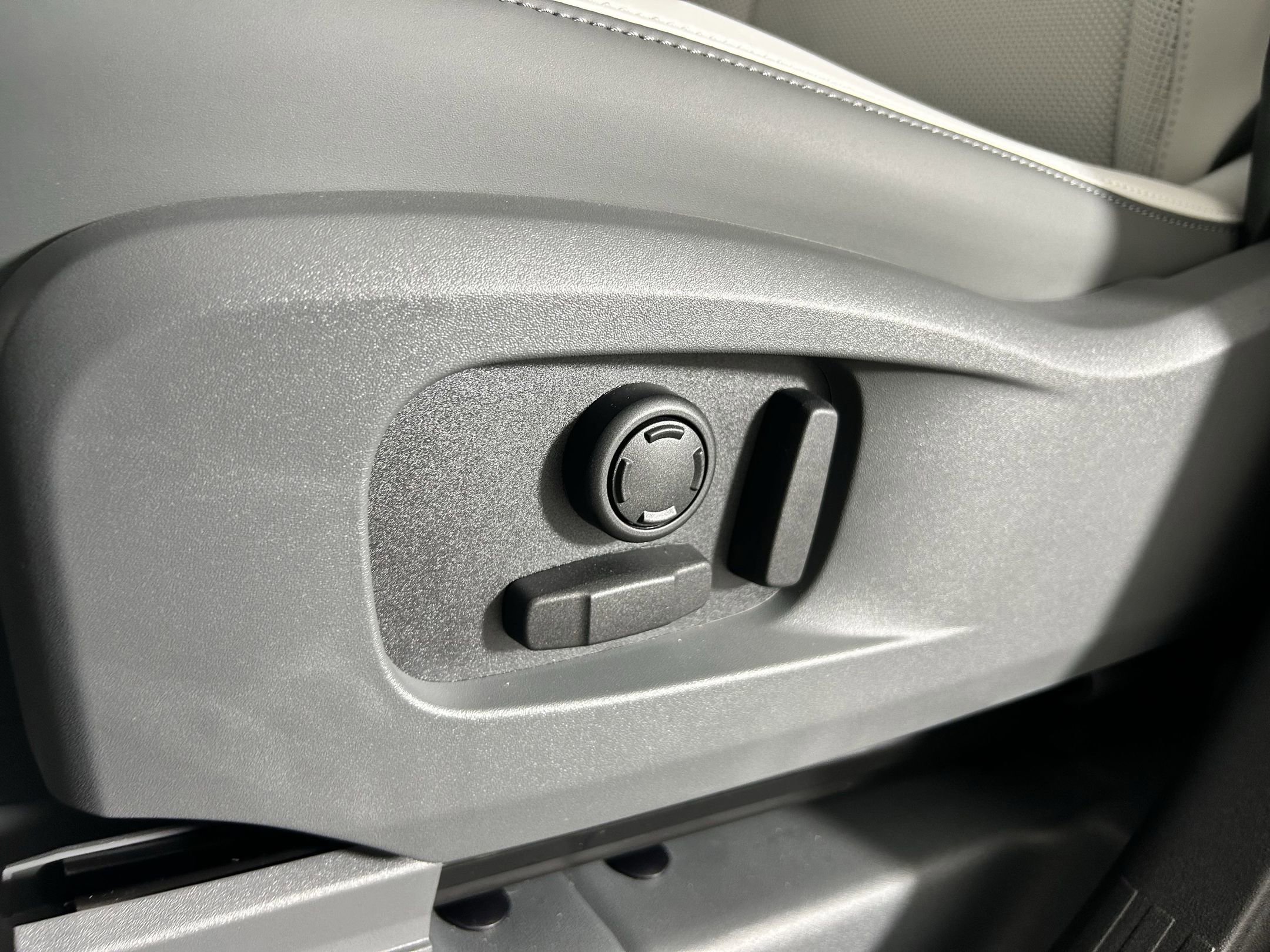 New 2025 Land Rover Defender 110 S image 11