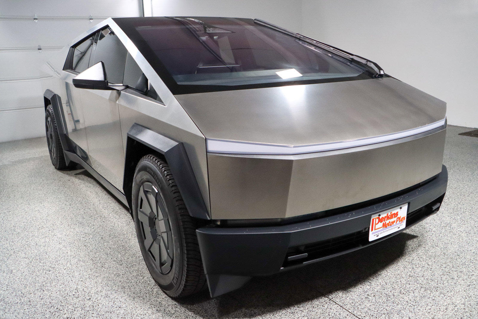 Used 2024 Tesla Cybertruck AWD Crew Cab image 5