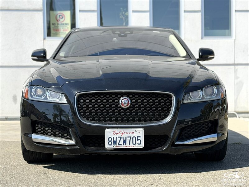 Used 2018 Jaguar XF Premium RWD image 2