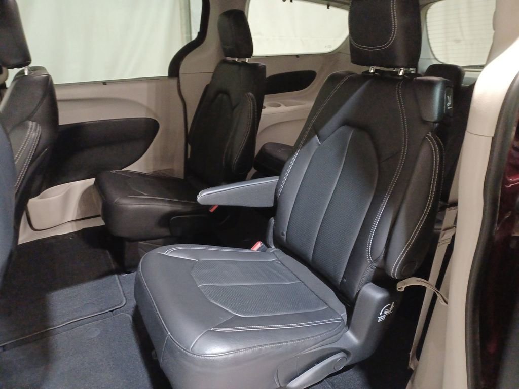 Used 2022 Chrysler Pacifica Touring-L image 23