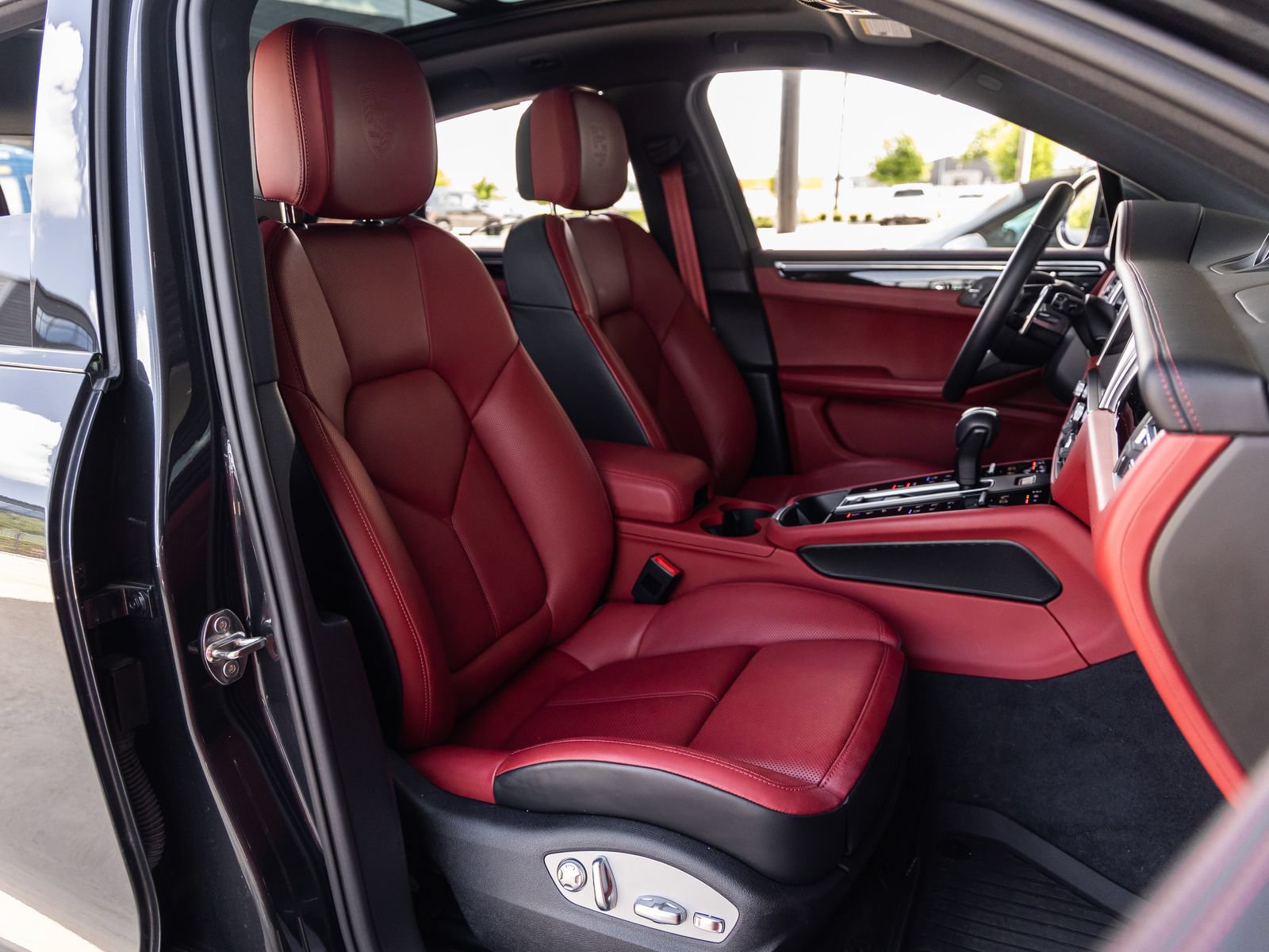 Certified 2024 Porsche Macan S AWD/4WD image 45
