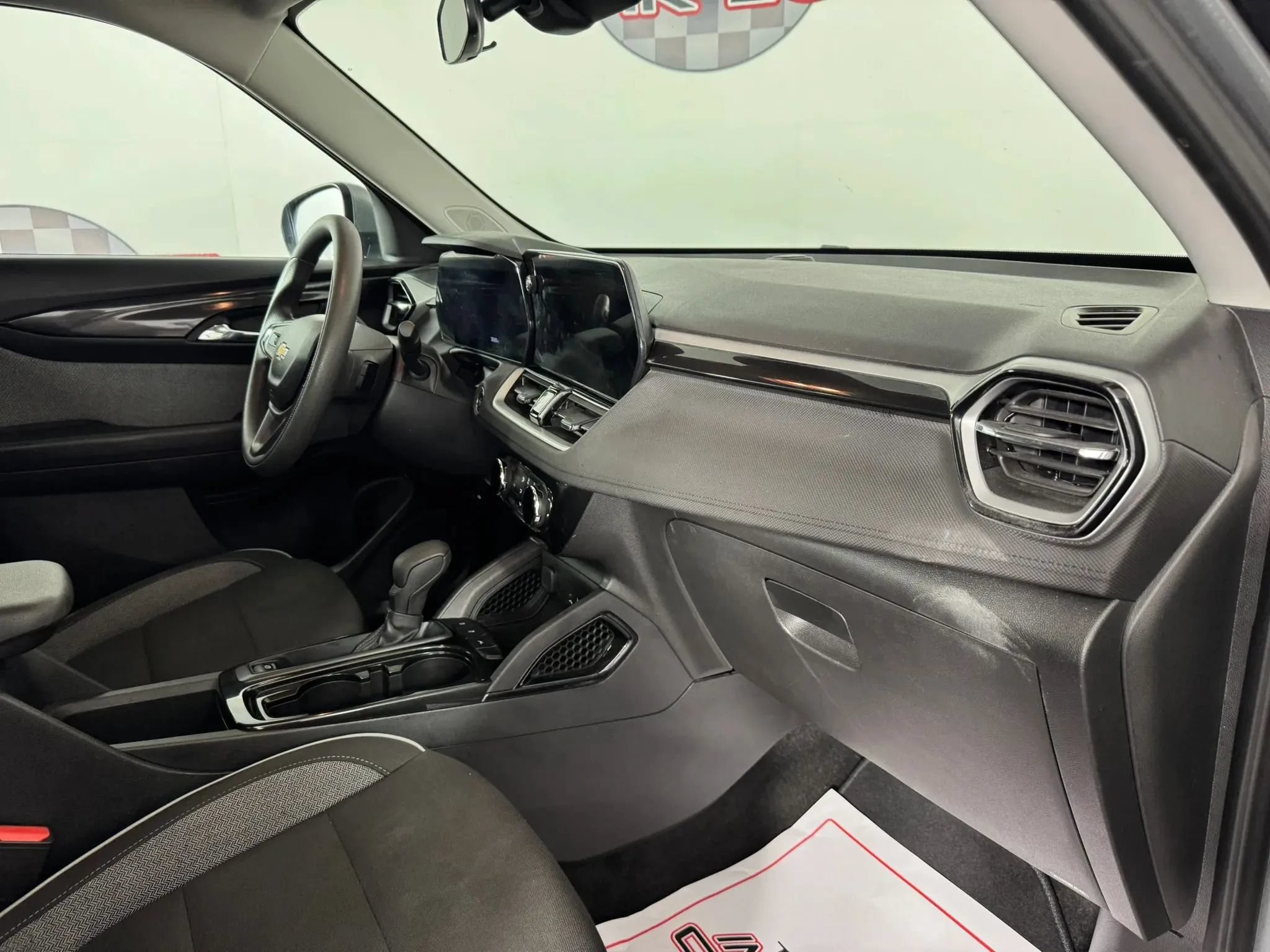 Used 2025 Chevrolet TrailBlazer LT FWD image 12