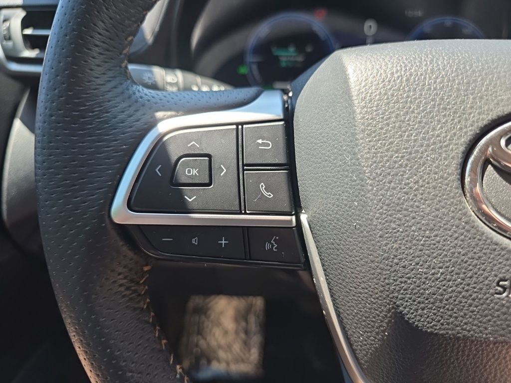 Used 2025 Toyota Sienna XLE Woodland Edition image 27