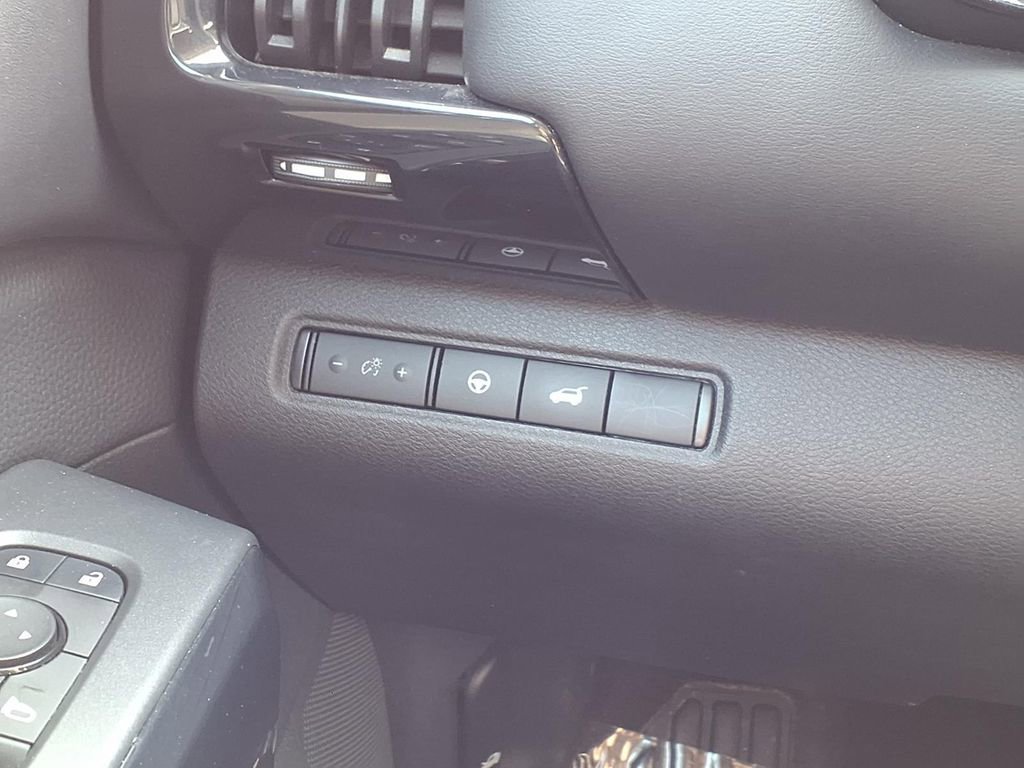 Used 2025 Nissan Pathfinder SV image 17