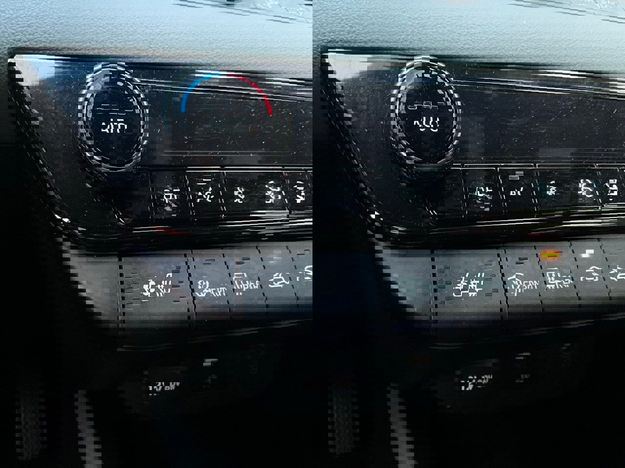 Used 2025 Hyundai Elantra Limited image 26